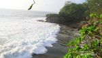 Syahdunya Pemandangan Pantai Batu Karas dari Atas Bukit
