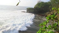Deburan ombak mendekati garis pantai
