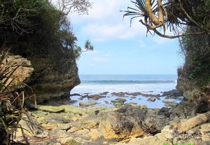 Syahdunya Pemandangan Pantai Batu Karas dari Atas Bukit