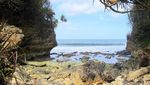 Syahdunya Pemandangan Pantai Batu Karas dari Atas Bukit