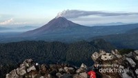 Gunung Sinabung kala pagi itu memuntahkan awan panas