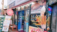 Roti dan es krim yang bisa menemani berbuka puasa traveler banyak berjejer d jalan Itaewon.