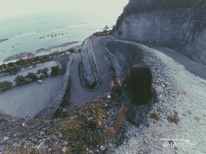 Syahdunya Sore di Pantai Melasti Bali