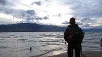 Saya sedang memandangi senja di Pantai Pasir Putih Parbaba