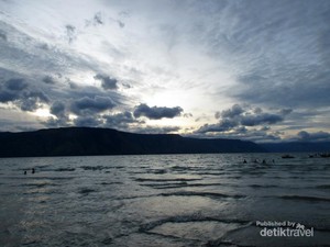 Syahdunya Sore di Pantai Pasir Putih Parbaba