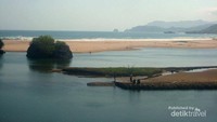 Dari jembatan, tampak muara sungai dengan Pantai Soge