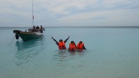 Berenang di Pulau Tabuhan