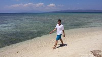 Berjalan di tepi pantai