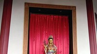 Patung Dewi Kwan Im yaitu Dewi yang membawa sifat kasih sayang