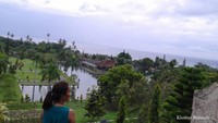 Hamparan lautan dari atas tangga yang berada di Taman Ujung Amlapura Karangasem Bali yang membuat diri bersyukur melihat keindahan alam akan kebesaran-Nya. MasyaAllah