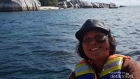 Menuju Pulau Batu Garuda dengan perahu.