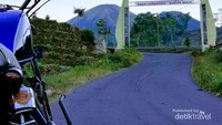 Gagahnya Gunung Sindoro dibalik gapura desa