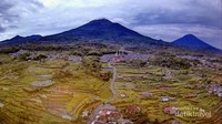 Gunung Sindoro, Kembang dan Sumbing terlihat dari Andongsili