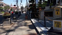 Tugu kilometer 0 Kota Bandung di Jalan Asia Afrika. Terlihat bangunan Hotel Savoy Homann, Gedung De Vries, dan Menara Masjid Agung