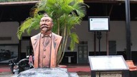 Patung Ir Ijzerman di depan museum