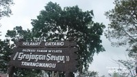 Papan nama di depan gerbang masuk air terjun