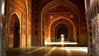 Bagian dalam Taj Mahal (Sumber: en.wikipedia.org)