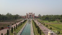 Taman di dalam kompleks Taj Mahal dengan Darwaza I Rauza, gerbang yang berhadapan langsung dengan bangunan makam. Sungguh indah dan simetris.