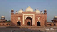 Masjid di dalam kompleks Taj Mahal terbuat dari batu pasir merah. Berada di sebelah kanan Taj Mahal menghadap Mekkah. Lantainya dirancang dalam bentuk sajadah yang berjumlah 569.