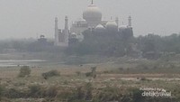 Taj Mahal dilihat dari Agra Fort, tempat Shah Jahan memandangi Taj Mahal di sisa hidupnya.