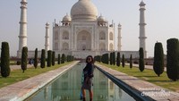 Taj Mahal terletak di kota Agra,India. Tercatat sebagai 7 keajaiban dunia baru.
