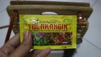 Sedia Tolak Angin sebagai obat mengatasi masuk angin waktu menyambangi Desa Tenganan