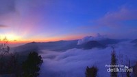 Matahari terbit di puncak Bromo