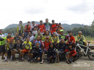 Tak Cuma Pantai, Pulau Bangka Punya Air terjun yang Segar