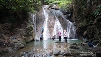 Wisatawan di air terjun