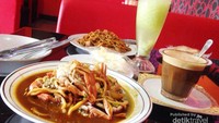 Mie rebus kepiting dan kopi telur