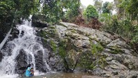 Suasana air terjun mini di lokasi