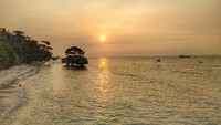 Sunset di pantai bagian barat dari Jemabatan Galau