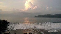 Menunggu matahari terbit pantai timur