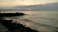 Matahari mulai terbit di pantai timur