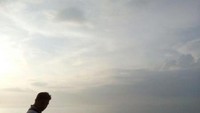 Nelayan mengangkat  hasil tangkapannya