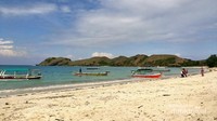 Perbukitan yang menambah kecantikan pantai