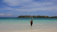 Berpose dengan background kecantikan pantai