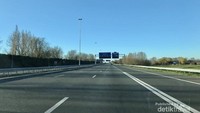Jalan tol antar kota yang tampak lengang
