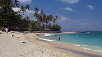 Turis menikmati pantai (sumber: ombok-ecolodge.com)