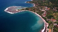 Pantai Senggigi dari ketinggian (sumber: triptourism.com)