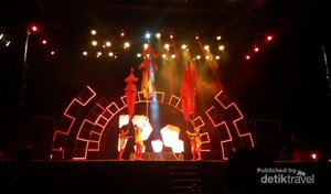 Takjub! Melihat Aerial Silk Dance di Trans Studio Bandung