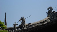 Patung raja dan naga di atap bangunan