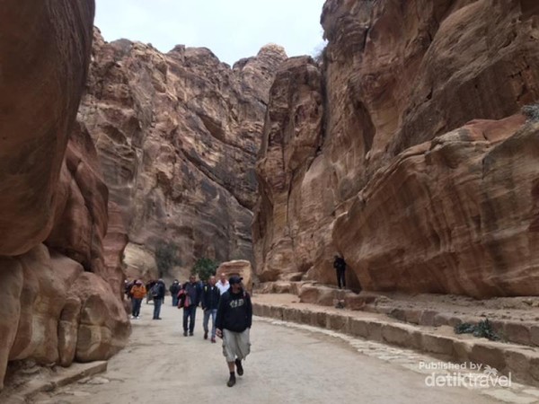 Jalan menuju gerbang utama Petra