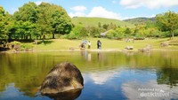 Nara Park dengan kolam-kolam dan latar bukit-bukit yang indah
