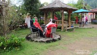 Gazebo dengan hantu-hantu disekitarnya