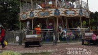 Anak-anak pasti suka naik komedi putar