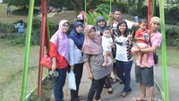 Berwisata bersama keluarga di Depan Ayunan
