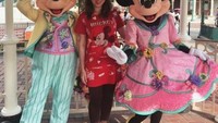 Berfotro bersama Karakter Mickey dan Minnie Mouse