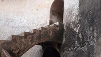 Arsitektur salah satu tangga di situs Sumur Gumuling. Ada 5 buah tangga yang bertemu menjadi satu di tengahnya.