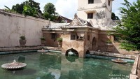 Bangunan kolam dan menara di salah satu sudut kompleks Taman Sari Yogyakarta